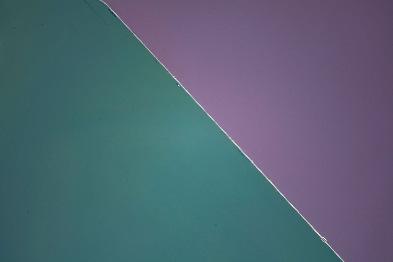 נוף של אגם המלח הגדול ביוטה, עם שביל רכבת ארוך המפריד בין הזרוע הצפונית לזרוע הדרומית של האגם (צילום: נאס"א)